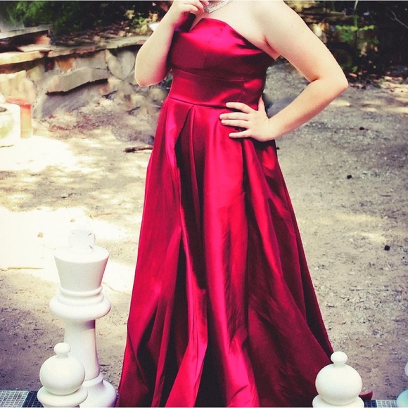 Red formal dress with pockets - Picture 2 of 2